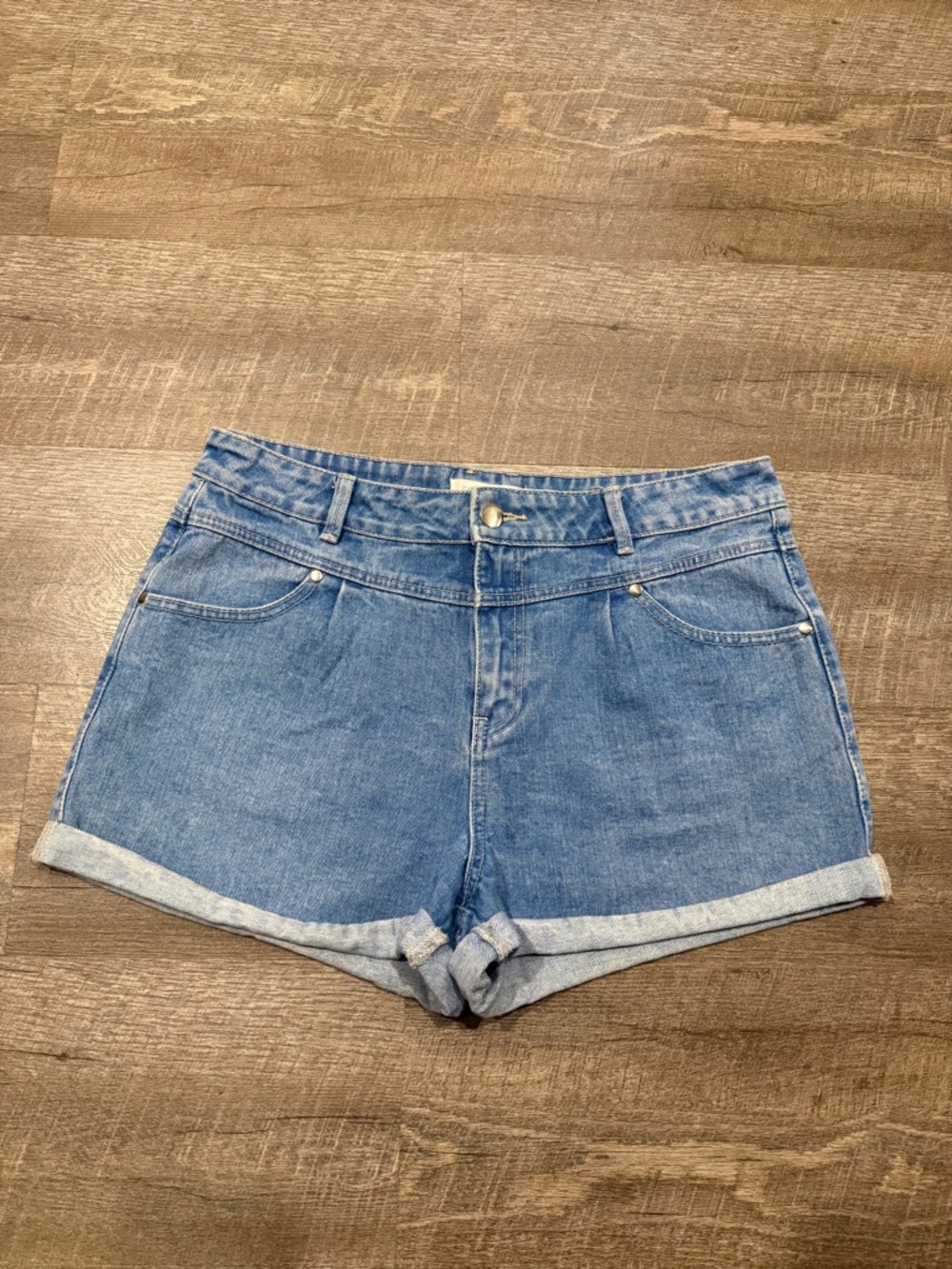 Forever 21 Medium Blue Rolled Hem Denim Shorts. Size 31